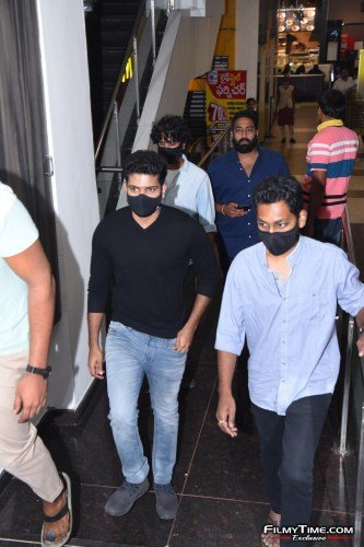 Telavarite-guruvaram-movie-Team-press-meet-at-MGB-mall-nellore-4