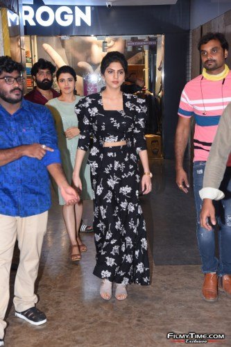 Telavarite-guruvaram-movie-Team-press-meet-at-MGB-mall-nellore-5