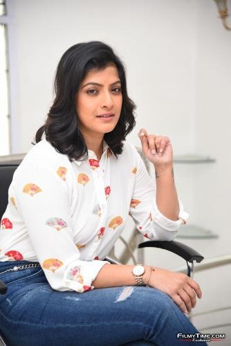 Varalakshmi-Sarathkumar-interview-photos-11_wm