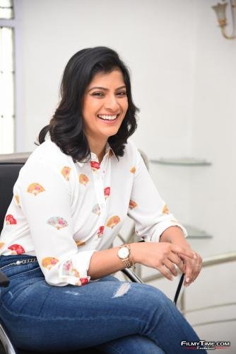Varalakshmi-Sarathkumar-interview-photos-12_wm