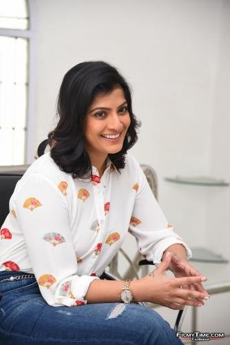 Varalakshmi-Sarathkumar-interview-photos-13_wm