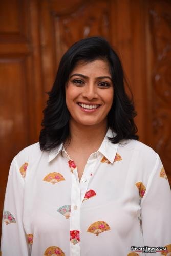 Varalakshmi-Sarathkumar-interview-photos-5_wm